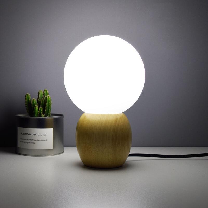 Garduru Nordic Holz-Tischlampe mit Milchglas-Kugel | LED-Licht | Warmes Stimmungslicht