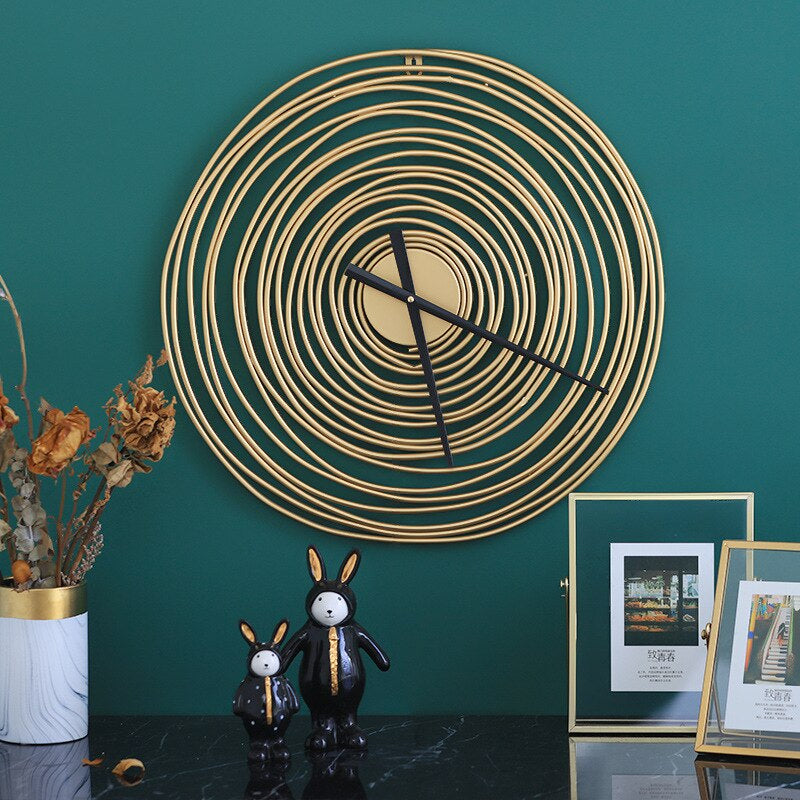 Edle Wanduhr – Zeitlose Schönheit in Gold