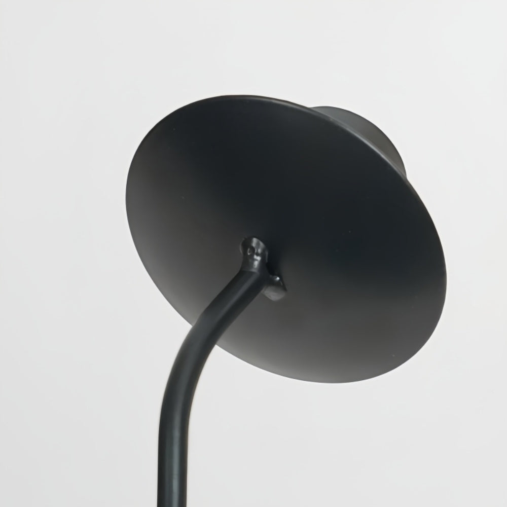 Skulptierter Wellen-Eisenkerzenhalter