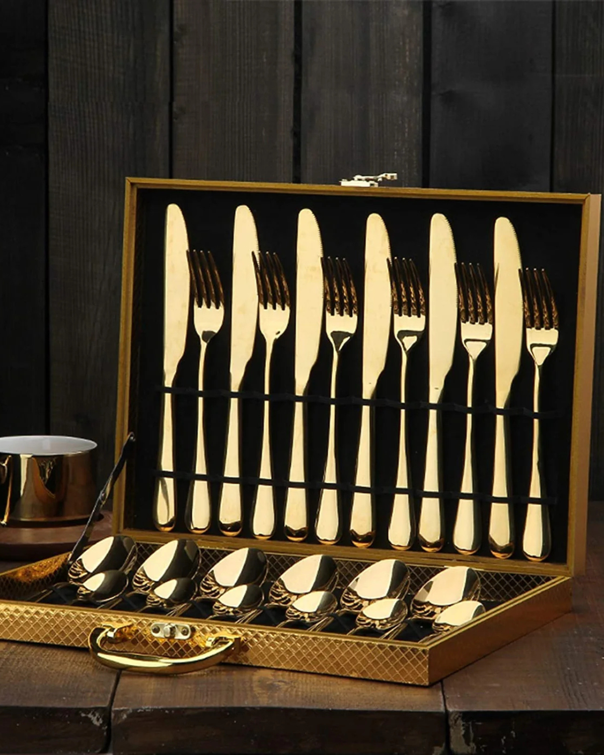 Lustre Luxe – Golden Besteckset mit raffiniertem Finish für stilvolles Speisen