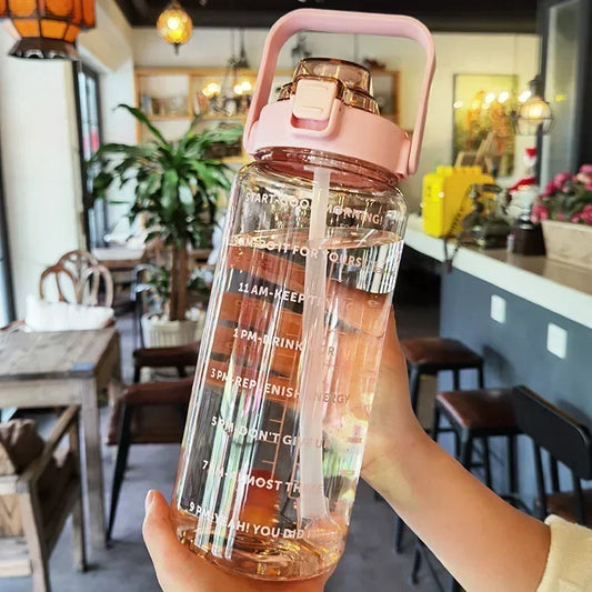 2L tragbare Hydratation Wasserflasche mit Strohhalm und stündlichen Erinnerungsmarkierungen