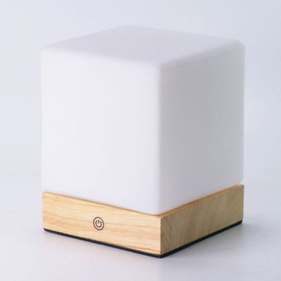 CubeLuxe – Minimalistische Tischlampe mit Holz Akzenten und mattem Glas