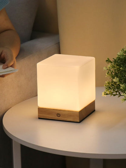CubeLuxe – Minimalistische Tischlampe mit Holz Akzenten und mattem Glas