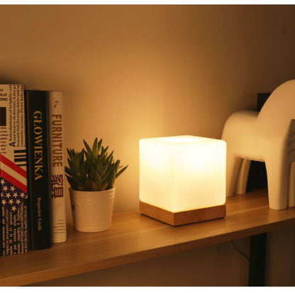CubeLuxe – Minimalistische Tischlampe mit Holz Akzenten und mattem Glas