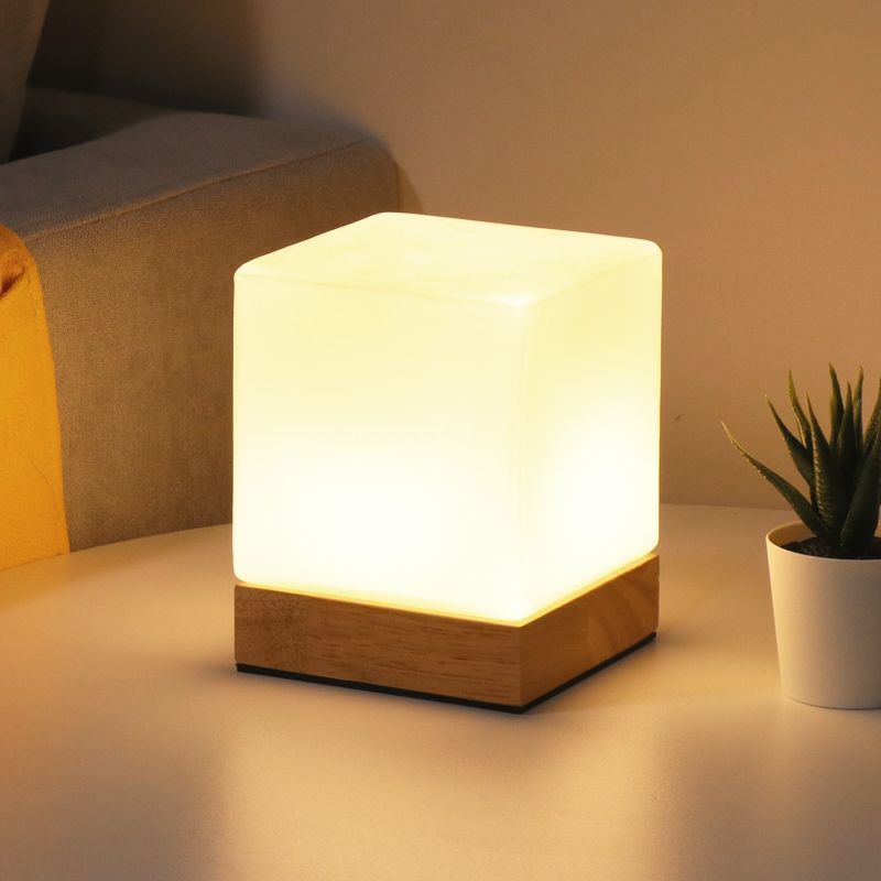 CubeLuxe – Minimalistische Tischlampe mit Holz Akzenten und mattem Glas