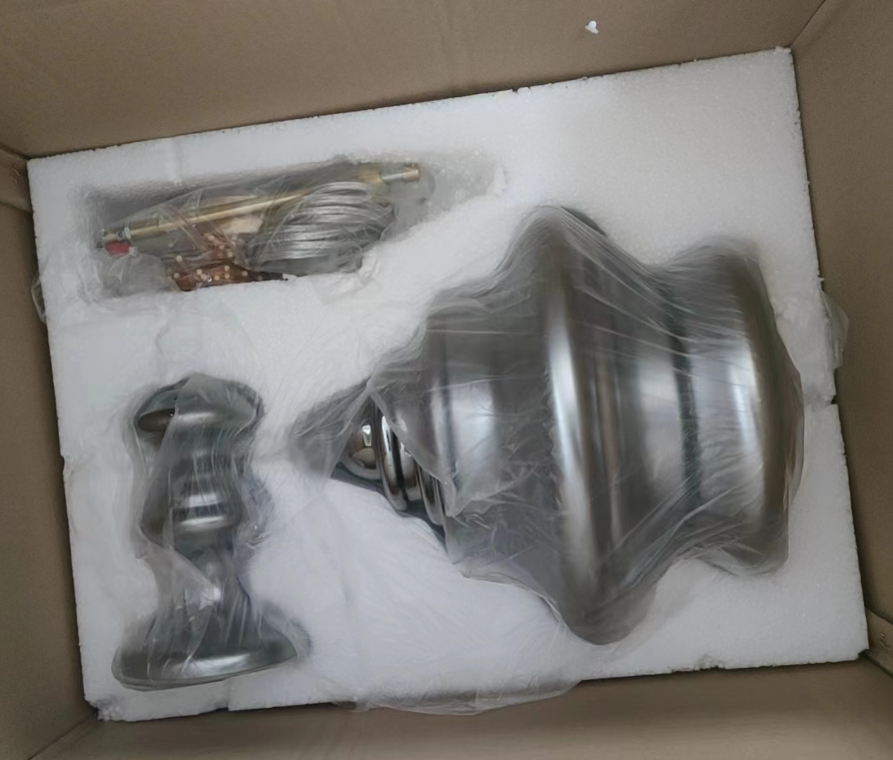 Moderne Glas- und Messinghängelampe – Elegante Beleuchtung für Wohnzimmer und Küche