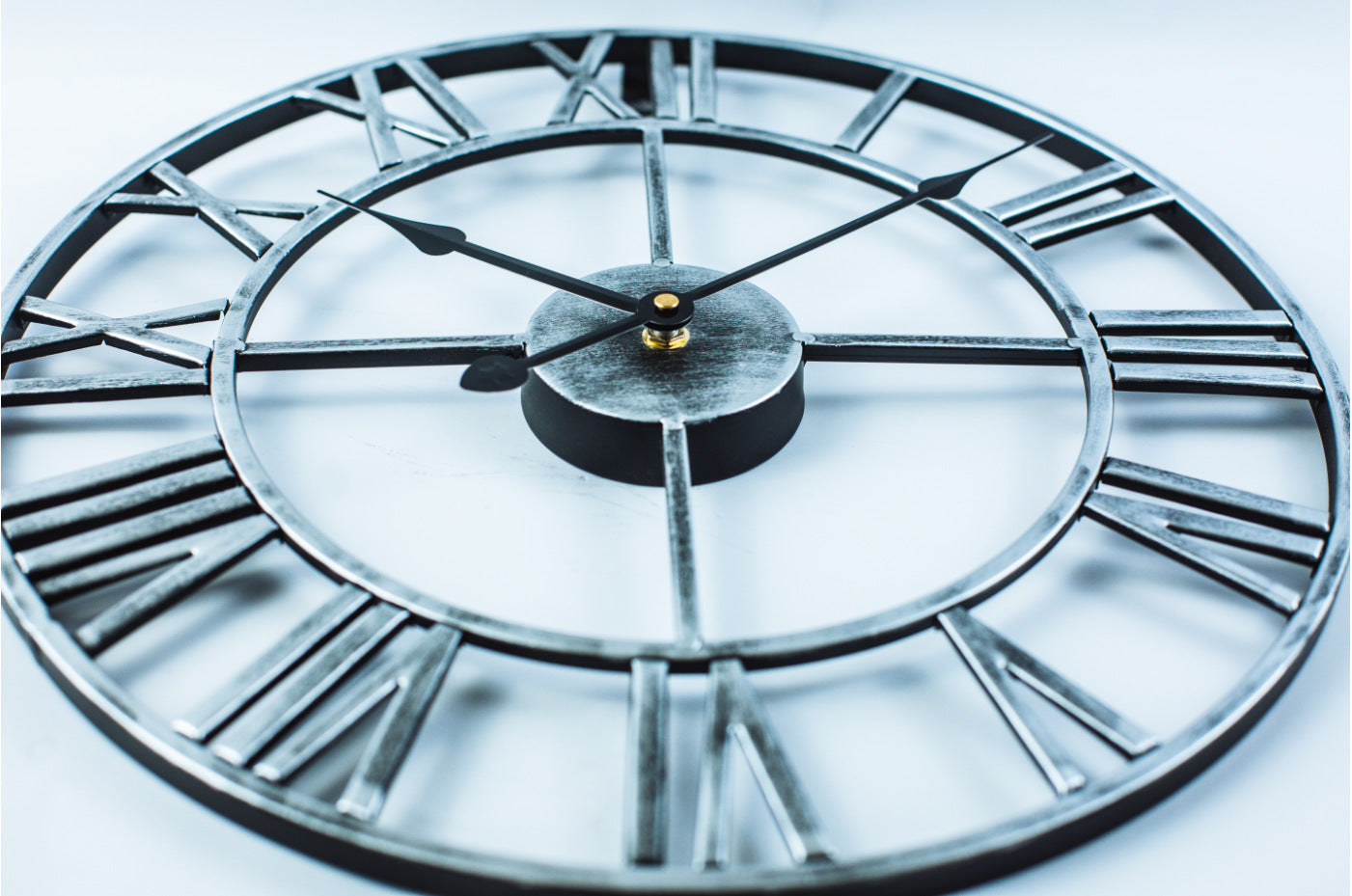 Antike Eisen-Wanduhr in großem Format – Nostalgisches Flair