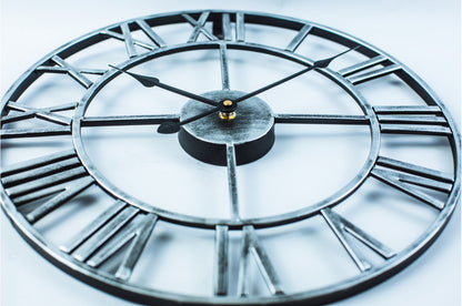 Antike Eisen-Wanduhr in großem Format – Nostalgisches Flair