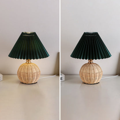 Zeitgenössische nordische Rattan-Geflecht Tischlampe mit gefaltetem Kegelschatten, LED, für Schlafzimmer