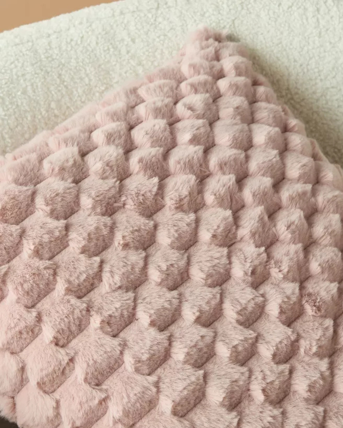 Embrace – Luxuriöses Plüsch-Dekorkissen mit üppiger Textur für eleganten Komfort
