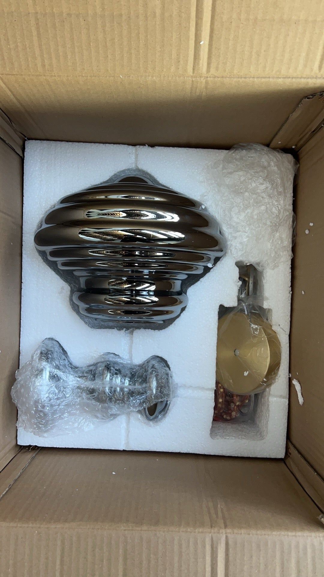 Moderne Glas- und Messinghängelampe – Elegante Beleuchtung für Wohnzimmer und Küche