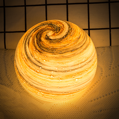 LunaCrystal – Elegante Glas-Mondlampe mit bezaubernden kosmischen Details für atmosphärische Räume