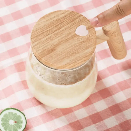 Intelligente Tasse – Selbstumrührender Becher mit Holzdesign