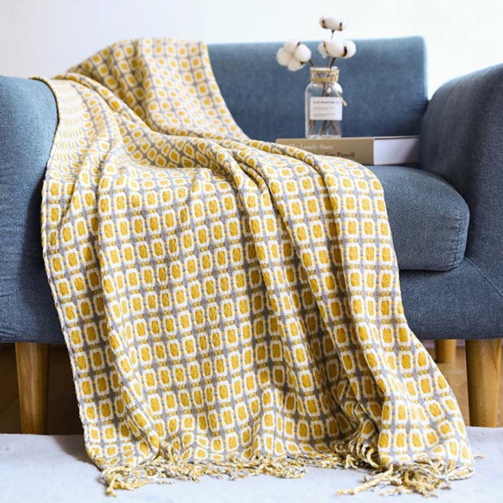 Gestrickte Couchdecke mit Quasten