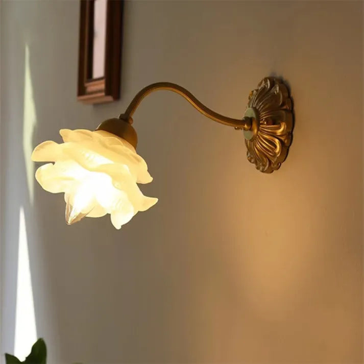 Vintage-Wandlampe aus Kupfer und Glas – Zarte Blütenblätter
