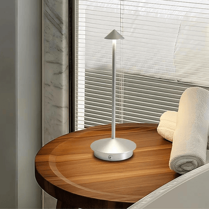 Elegante Tischlampe aus Metall und Glas | DartGlow
