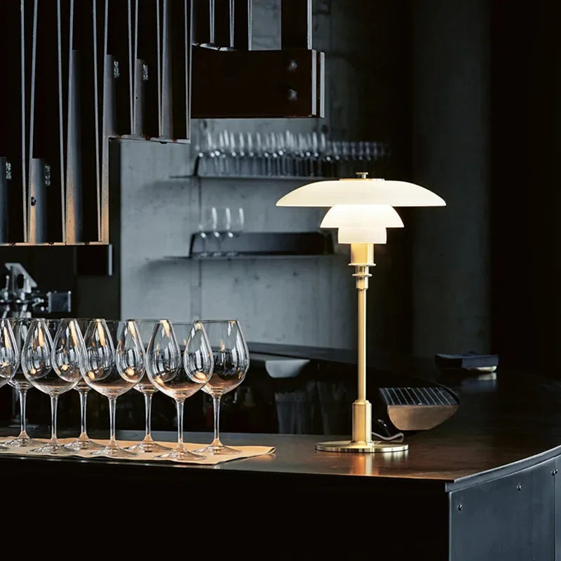 Garduru Skandinavische Tischlampe – Elegantes Glas- und Eisen-LED-Licht (E27)