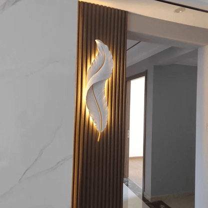 FeatherGlow Elegante Feder Wandleuchte