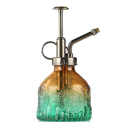 Vintage Glasflasche mit Metalldüse für Pflanzenpflege