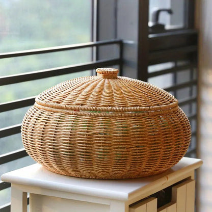 Dome-förmiger gestrickter Rattankorb mit Deckel