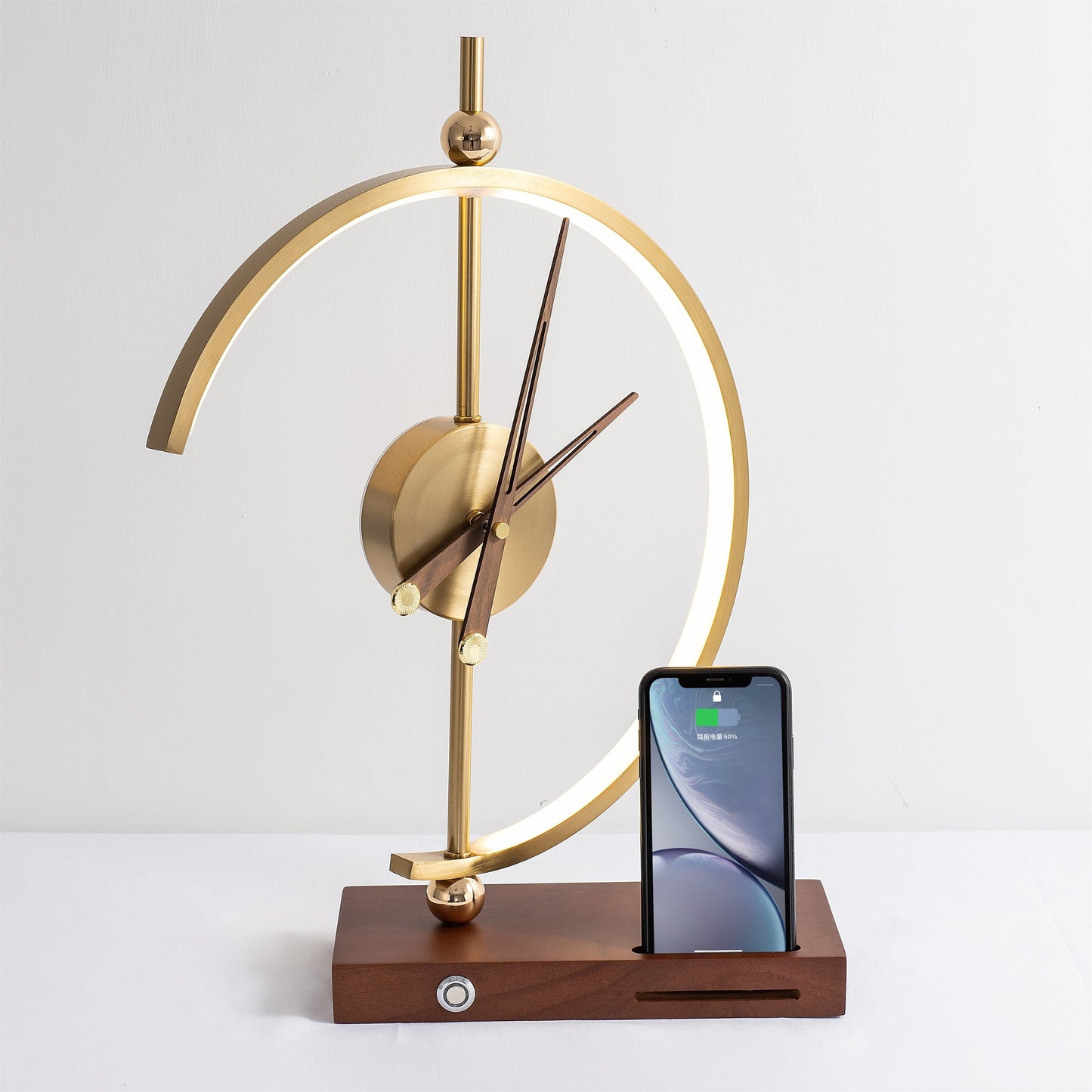 Moderne LED-Schreibtischlampe mit kabelloser Ladestation