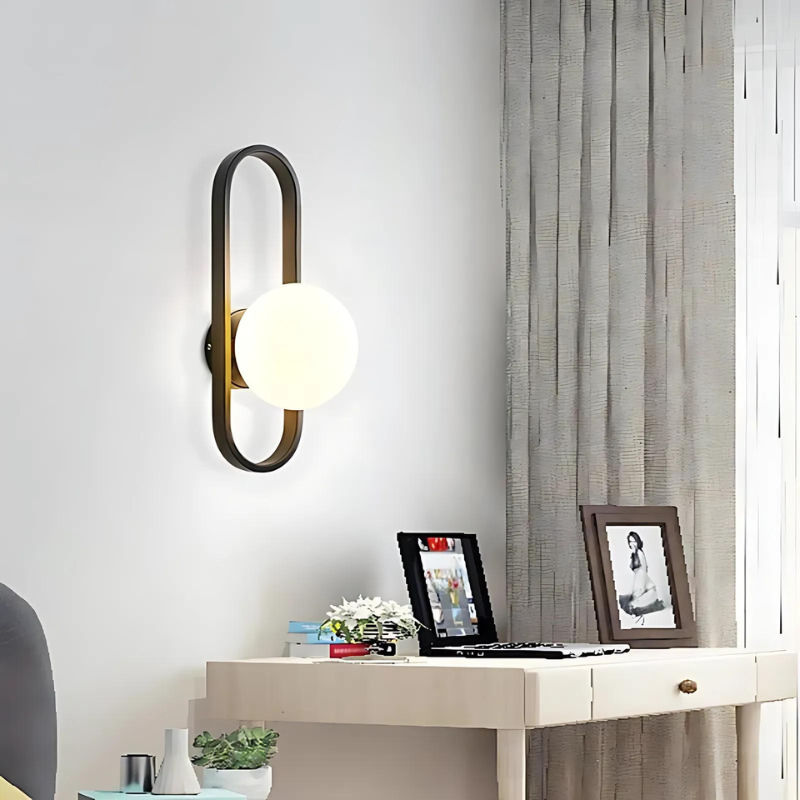 Garduru - Elegante Wandlampe mit harmonischer Glaskugel und modernem Flair