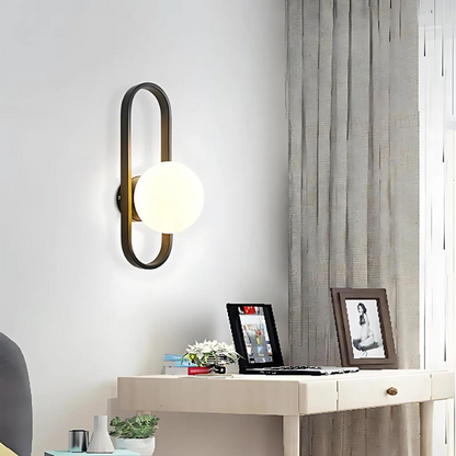 Garduru - Elegante Wandlampe mit harmonischer Glaskugel und modernem Flair