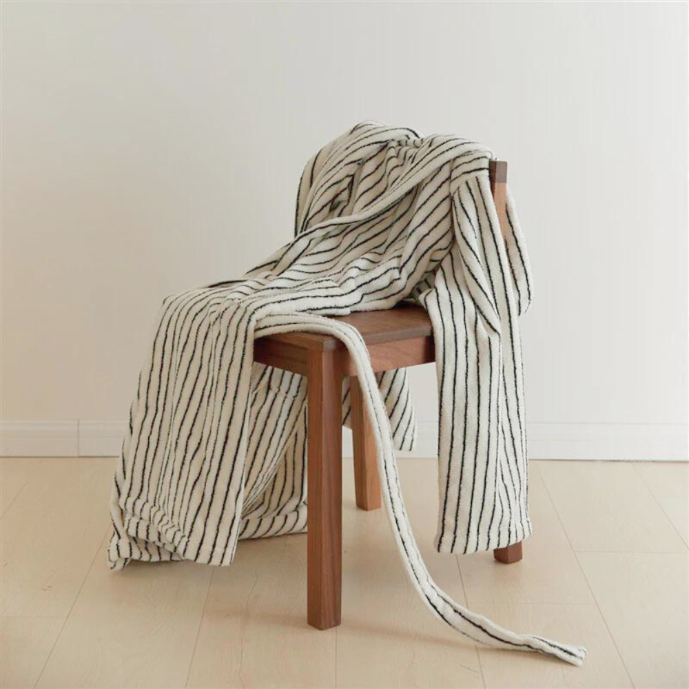 Bequeme gestreifte Baumwoll-Bademantel