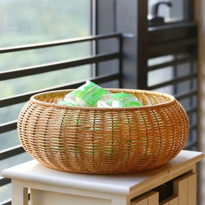 Dome-förmiger gestrickter Rattankorb mit Deckel
