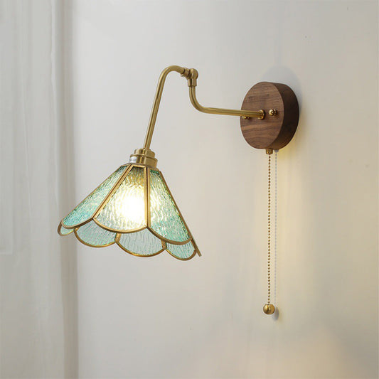 Wandleuchte mit vintage Messing-Glas-Schirm