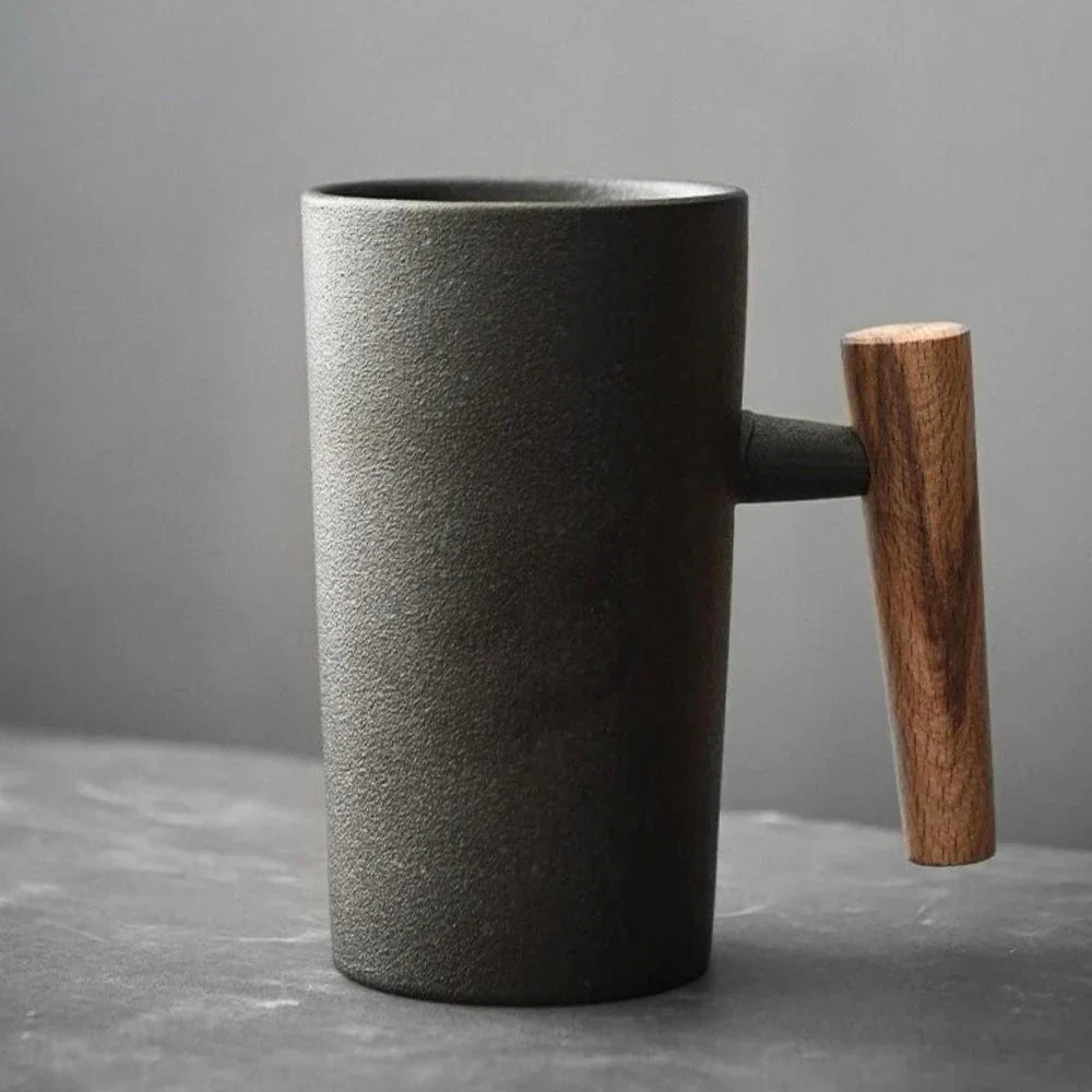 Nordische Design-Tasse – Minimalistische Keramiktasse mit Holzgriff
