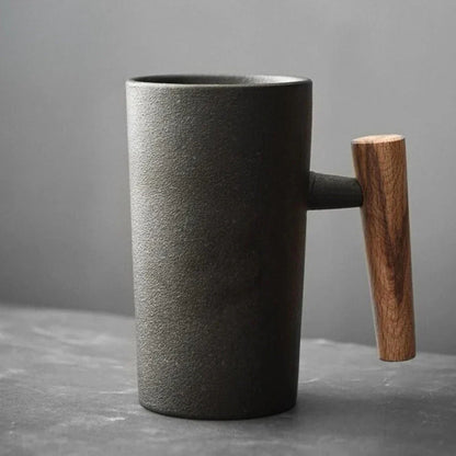Nordische Design-Tasse – Minimalistische Keramiktasse mit Holzgriff