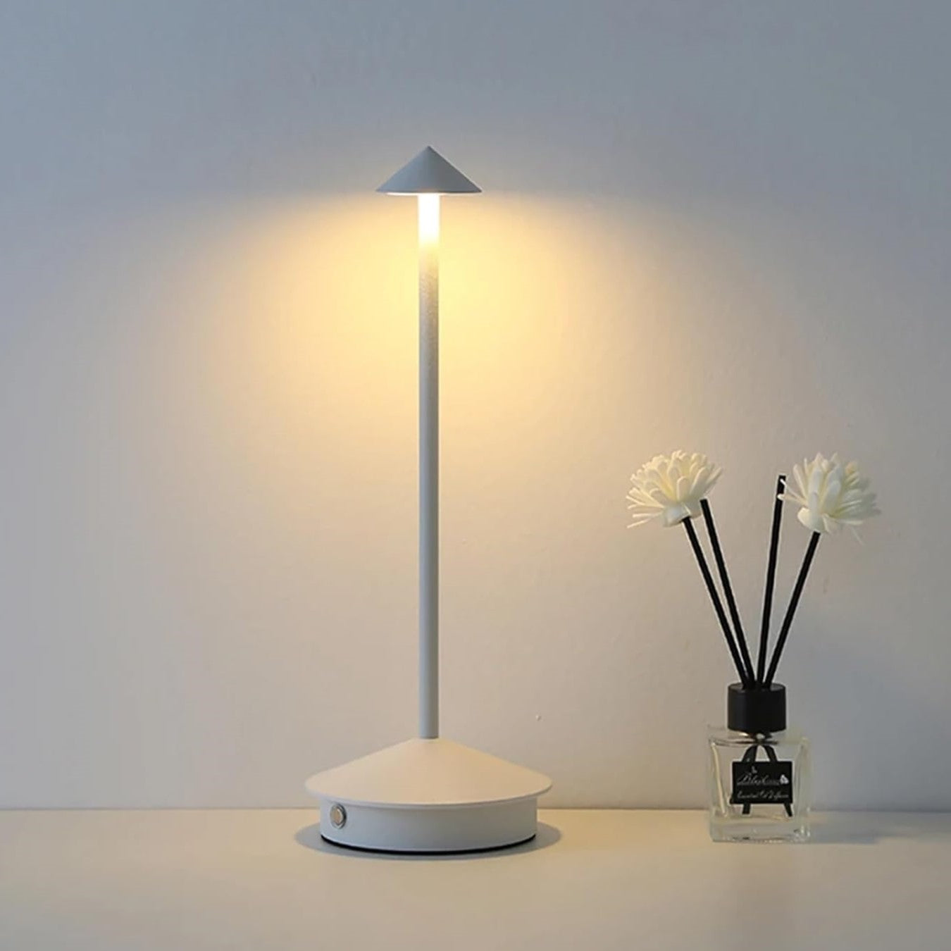 Carlyn Arrow LED Tischlampe