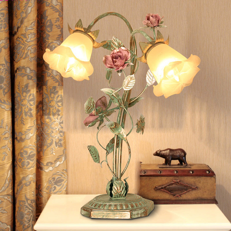 Tischlampe Vintage Metall Blumenmuster