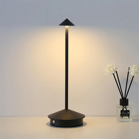 Carlyn Arrow LED Tischlampe