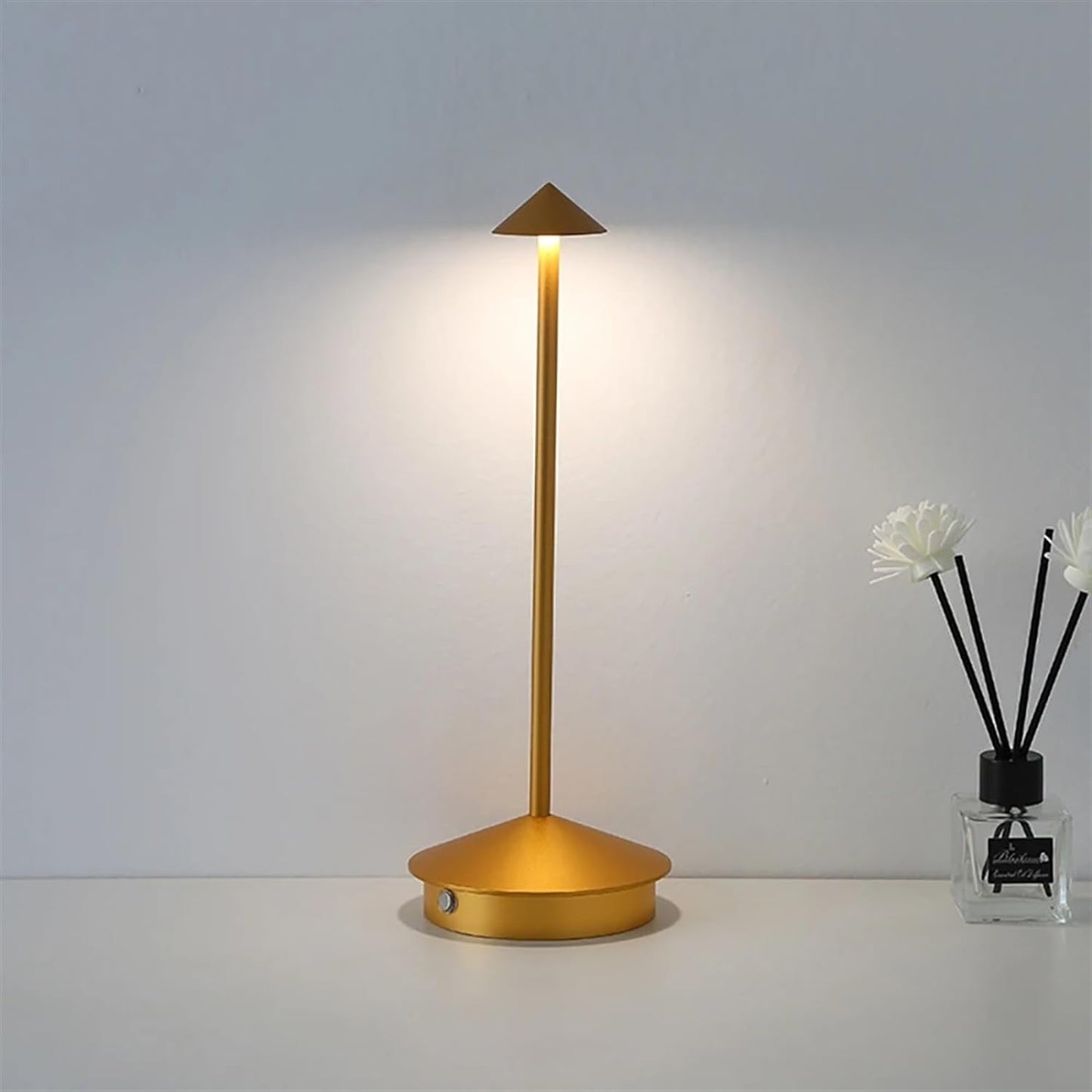 Carlyn Arrow LED Tischlampe