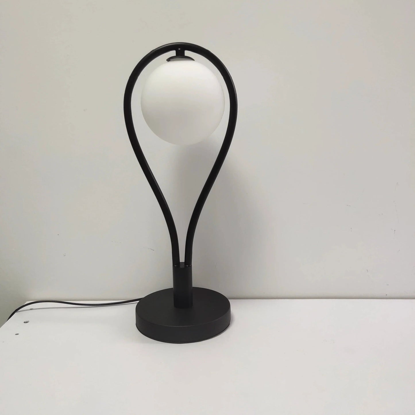 Garduru - Minimalistische Nachttischlampe aus Mattglas