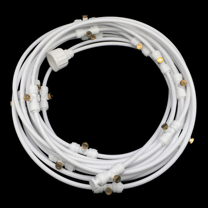 Sprühbewässerungssystem – Wasserschlauch mit Sprühdüsen für kühlende Erfrischung im Garten