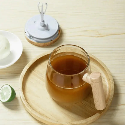 Intelligente Tasse – Selbstumrührender Becher mit Holzdesign