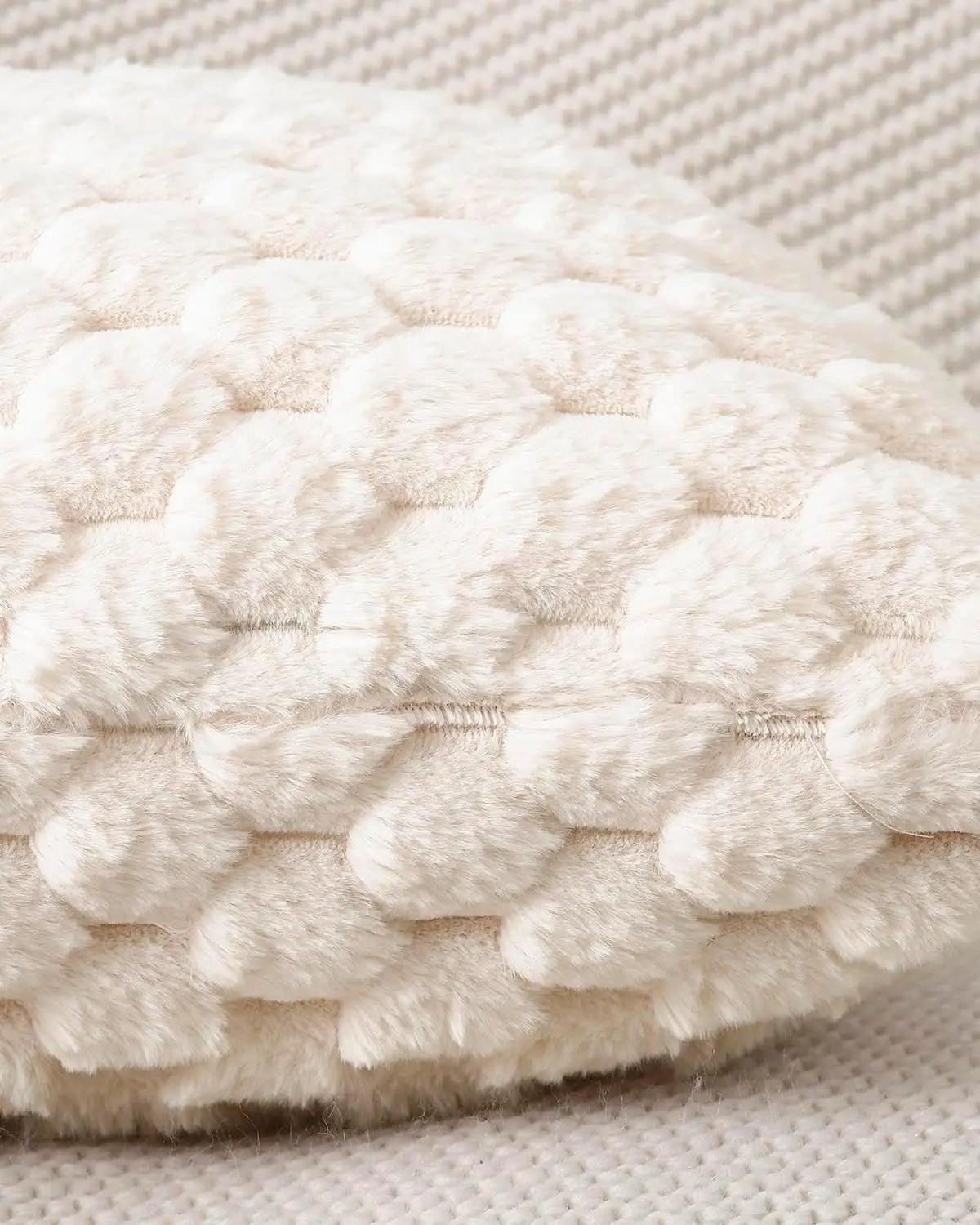 Embrace – Luxuriöses Plüsch-Dekorkissen mit üppiger Textur für eleganten Komfort