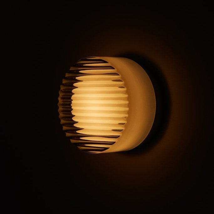 Moderne runde LED Wandleuchte – Sanftes Licht mit Glasdiffusor Mylk für Wohnzimmer und Schlafzimmer