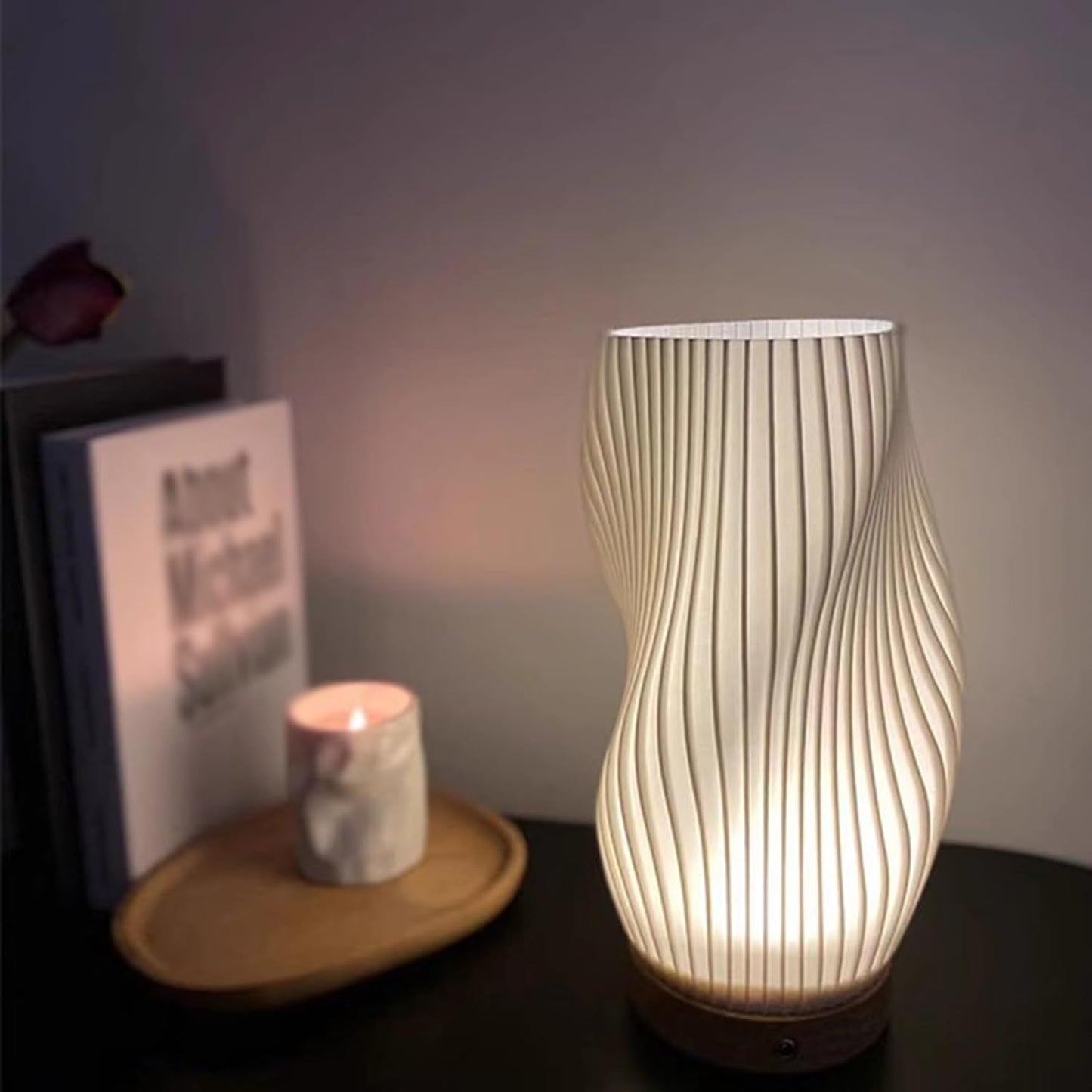 Lampe Serene Wavecrest - Zeitgenössische Eleganz mit dimmbarem USB