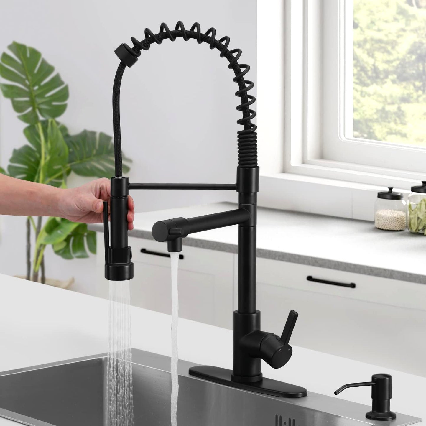 Matt schwarze Küchenarmatur mit herausziehbarem Sprühkopf