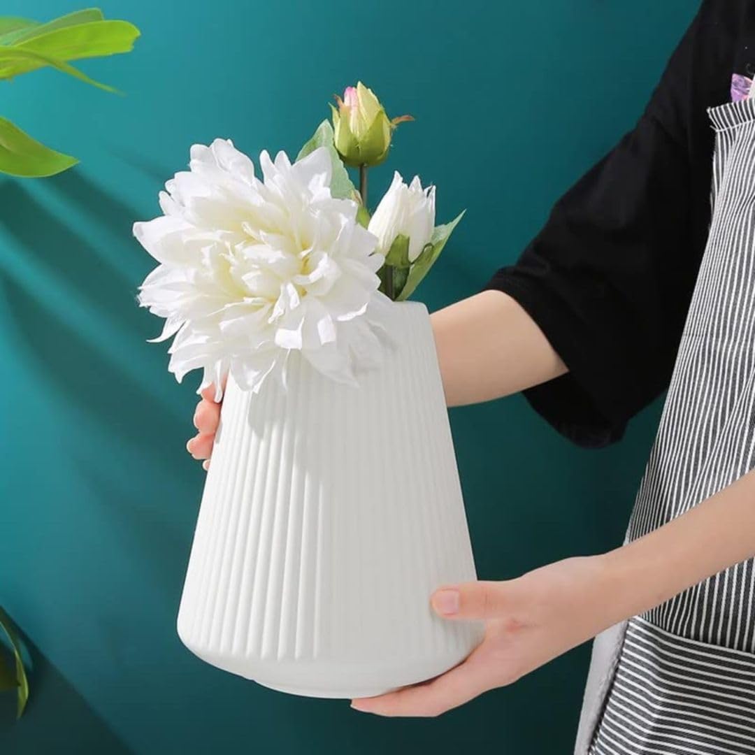 Moderne Vasen mit Rillenstruktur für elegante Dekoration