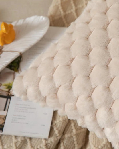 Embrace – Luxuriöses Plüsch-Dekorkissen mit üppiger Textur für eleganten Komfort