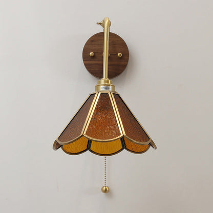 Wandleuchte mit vintage Messing-Glas-Schirm