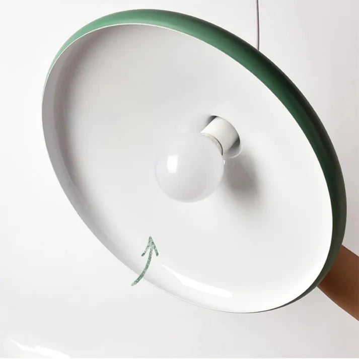 Aufhängung Französisches Macaron Conique - Lampe aus Aluminium und Holz im modernen und spielerischen Design