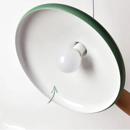 Aufhängung Französisches Macaron Conique - Lampe aus Aluminium und Holz im modernen und spielerischen Design