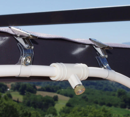 Sprühbewässerungssystem – Wasserschlauch mit Sprühdüsen für kühlende Erfrischung im Garten