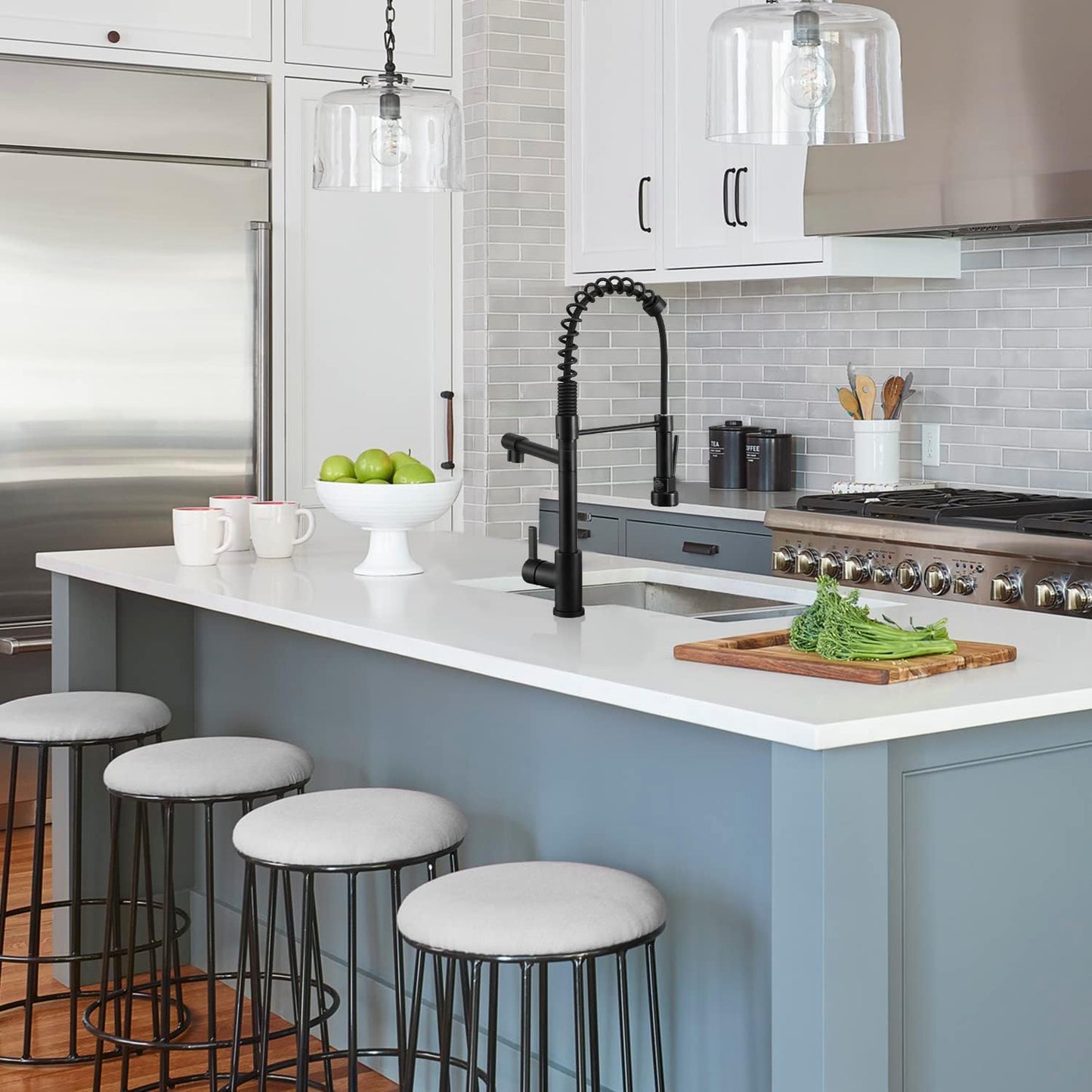 Matt schwarze Küchenarmatur mit herausziehbarem Sprühkopf